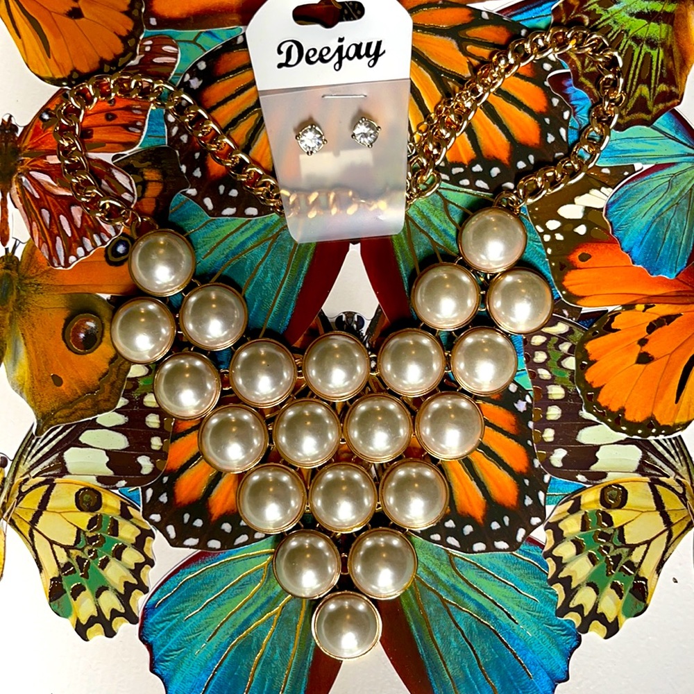 Costume jewelry pearl necklace with matching earrings
